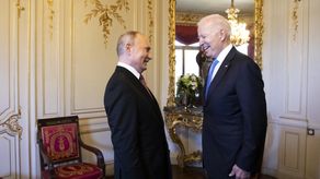Biden dice que Putin está considerando usar armas químicas y biológicas en Ucrania