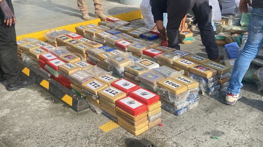 Incautan más de una tonelada droga en dos contendores de un buque en tránsito