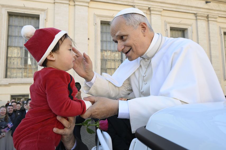El papa León XIV propuso en la que será su primera Navidad que se invite a la cena de Nochebuena a una persona sola o a familias sin recursos y que se eviten lo que denominó compras dopantes.&nbsp;