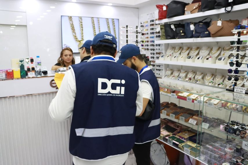 Ronald Santamaría, Jefe Encargado de Recaudación de la DGI, destacó que todos los establecimientos comerciales deben exhibir un aviso visible que indique la obligatoriedad de entregar facturas a los compradores. Ronald Santamaría, Jefe Encargado de Recaudación de la DGI, destacó que todos los establecimientos comerciales deben exhibir un aviso visible que indique la obligatoriedad de entregar facturas a los compradores.