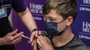 Reino Unido aprueba vacuna de Moderna para jóvenes de 12 a 17 años