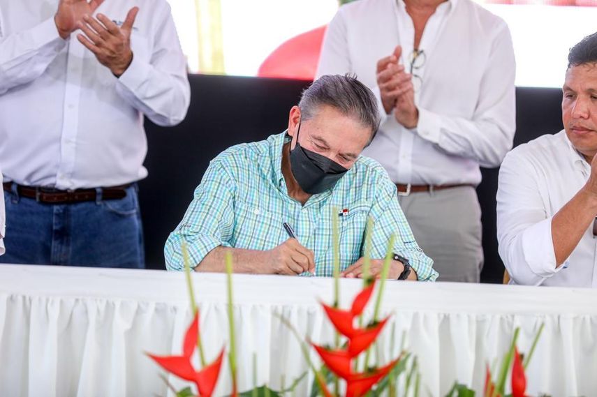 El presidente de la República, Laurentino Nito Cortizo, sancionó este miércoles la Ley de Política Agroalimentaria de Estado (PADE), este miércoles en los terrenos de la Feria de San Sebastián de Ocú, provincia de Herrera.