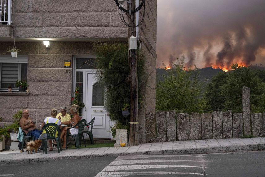 España continúa la batalla contra los incendios forestales que asolan su territorio y que ya dejan 382.607 hectáreas quemadas, más de 31.000 personas desalojadas, cuatro fallecidos y decenas de heridos, pese al cese de la ola de calor y una leve mejoría en las condiciones meteorológicas. España continúa la batalla contra los incendios forestales que asolan su territorio y que ya dejan 382.607 hectáreas quemadas, más de 31.000 personas desalojadas, cuatro fallecidos y decenas de heridos, pese al cese de la ola de calor y una leve mejoría en las condiciones meteorológicas.