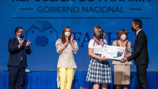 Gobierno Nacional reconoce excelencia de estudiantes