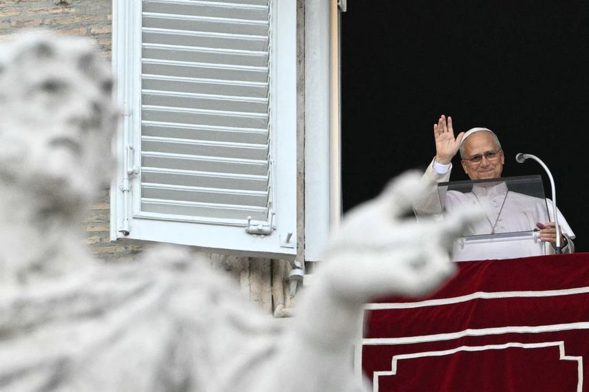 El papa León XIV saludó a miles de personas congregadas en la plaza de San Pedro del Vaticano este domingo