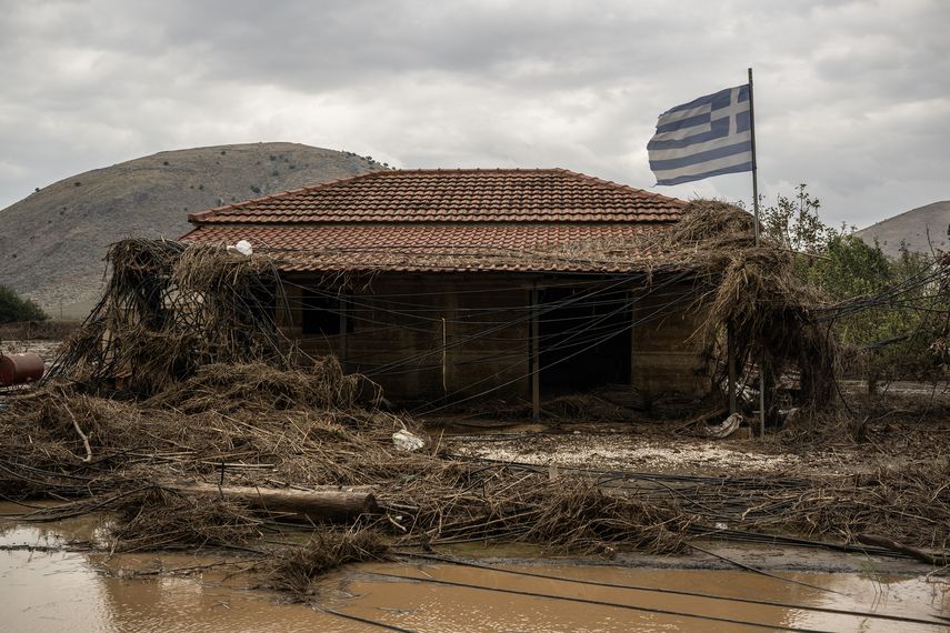 Víctimas de inundaciones en Grecia luchan por reconstruir lo poco que queda. | AFP Víctimas de inundaciones en Grecia luchan por reconstruir lo poco que queda. | AFP