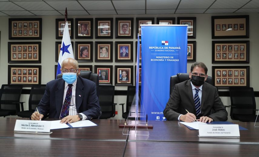 José Abbo en la juramentación como Presidente del Fondo de Ahorro de Panamá José Abbo en la juramentación como Presidente del Fondo de Ahorro de Panamá