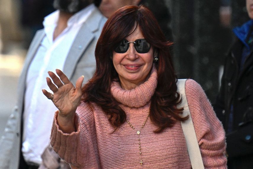 La vicepresidenta de Argentina, Cristina Kirchner, dio positivo de covid este jueves, dos días después de recibir una condena a seis años de prisión en un juicio por corrupción.