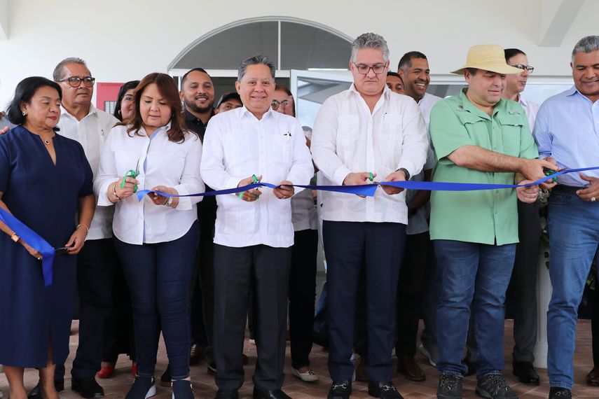 Minsa inaugura moderno Centro Materno Infantil de Tambo, obra que estaba paralizada