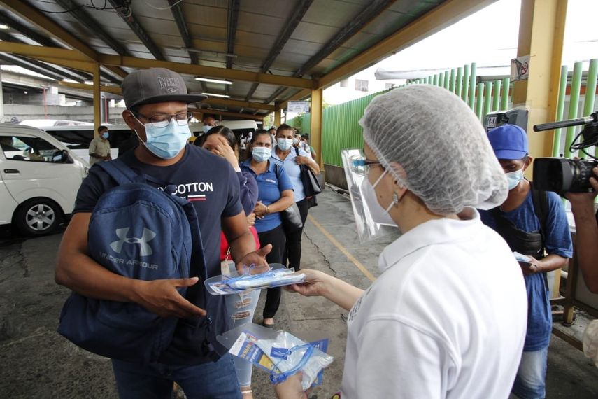 Panamá levanta uso de mascarilla en transporte público.