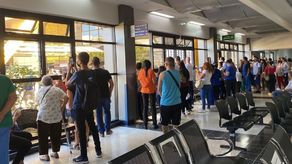 Acusan a grupo antivacunas de invadir hospital en Costa Rica