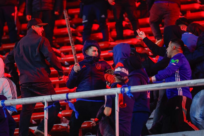La justicia argentina liberó el viernes a más de un centenar de chilenos detenidos tras los violentos enfrentamientos con hinchas argentinos durante un partido de fútbol de la Copa Sudamericana el pasado miércoles. La justicia argentina liberó el viernes a más de un centenar de chilenos detenidos tras los violentos enfrentamientos con hinchas argentinos durante un partido de fútbol de la Copa Sudamericana el pasado miércoles. 