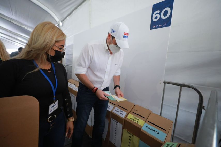 El vicepresidente José Gabriel Carrizo, ejerció su voto en las elecciones internas del PRD.
