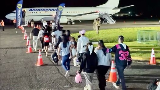 Un total de 134 ciudadanos venezolanos retornaron voluntariamente a su país la madrugada de este viernes 22 de mayo, a través del primer vuelo humanitario coordinado desde Panamá con destino a Caracas, informó el Servicio Nacional de Migración. Un total de 134 ciudadanos venezolanos retornaron voluntariamente a su país la madrugada de este viernes 22 de mayo, a través del primer vuelo humanitario coordinado desde Panamá con destino a Caracas, informó el Servicio Nacional de Migración.