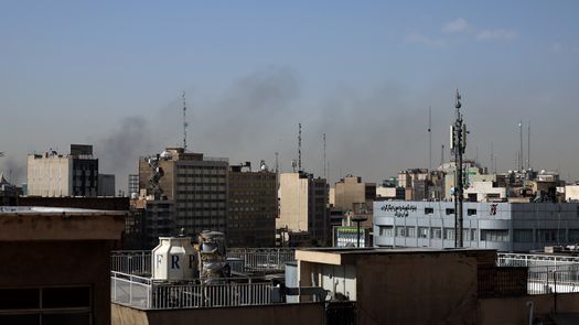 El Ejército de Israel informó este sábado del ataque a decenas de objetivos militares en Irán como parte de una operación que ha denominado Rugido de León para eliminar lo que Israel considera amenazas existenciales. El Ejército de Israel informó este sábado del ataque a decenas de objetivos militares en Irán como parte de una operación que ha denominado Rugido de León para eliminar lo que Israel considera amenazas existenciales.