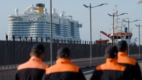Descartan coronavirus en crucero en puerto italiano y autorizan desembarco