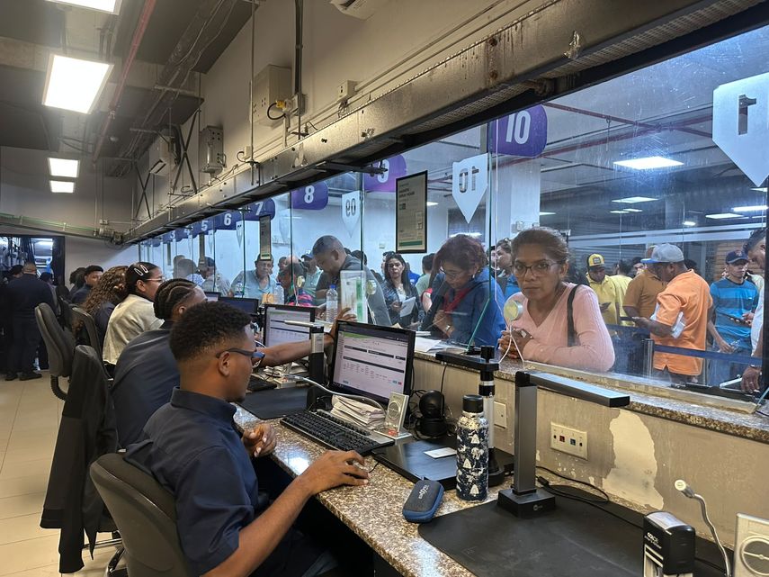 La Alcaldía de Panamá anunció acciones para fortalecer la atención en la entrega de placas y habilitó los estacionamientos en el Centro de Placas en el parque Francisco Arias Paredes serán gratuitos por una hora