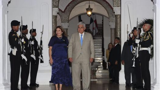 Gobierno enciende luces azules en Presidencia y reafirma compromiso en la lucha contra trata de personas