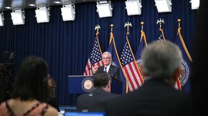 Wall Street termina dispar tras declaraciones de presidente de la Reserva Federal
