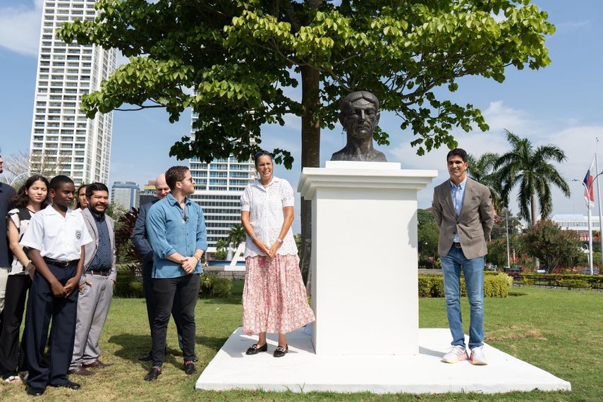 Cinta Costera ya cuenta con un busto dedicado al ilustre poeta Ricardo Miró
