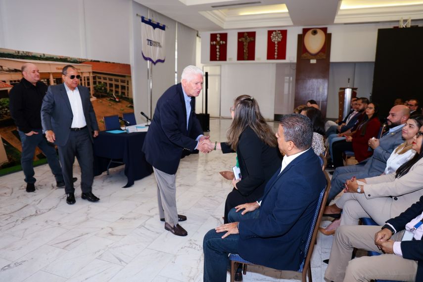 Los integrantes del cuerpo directivo del Tribunal Electoral sostuvieron su primera reunión de trabajo del año 2025 con el Pleno de la institución. Los integrantes del cuerpo directivo del Tribunal Electoral sostuvieron su primera reunión de trabajo del año 2025 con el Pleno de la institución.