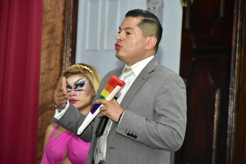 A su vez, fue la primera persona en México que recibió un pasaporte que registraba la identidad no binaria. A su vez, fue la primera persona en México que recibió un pasaporte que registraba la identidad no binaria.