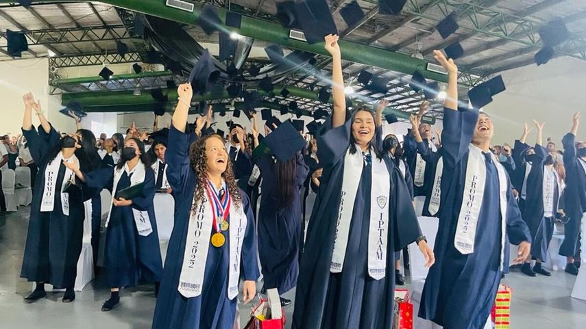 El gobernador de Chiriquí comentó que la beca internacional obtenida por la estudiante con mayor índice es muy importante para su proceso de superación personal.