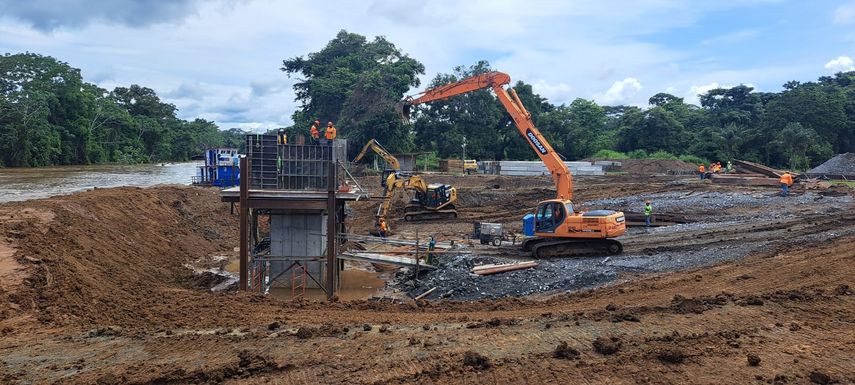 El Ministerio de Obras Públicas (MOP) progresa con la ejecución del proyecto de la Carretera Panamericana que conecta Yaviza con Pinogana, incluyendo la construcción de puentes sobre los ríos Chucunaque y Tuira. El Ministerio de Obras Públicas (MOP) progresa con la ejecución del proyecto de la Carretera Panamericana que conecta Yaviza con Pinogana, incluyendo la construcción de puentes sobre los ríos Chucunaque y Tuira.