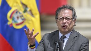 Petro dice que Maduro y oposición deben buscar acuerdo para evitar éxodo y guerra