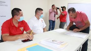 Ayer martes, trabajadores de bananeras firmaron un convenio con la empresa Banapiña S.A. para continuar con labores de siembra, cosecha y comercialización del banano en Barú, el cual fue supervisado por el MITRADEL.