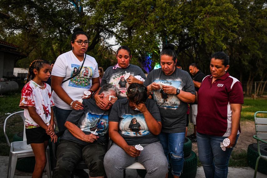 Uvalde comienza a enterrar a los muertos del tiroteo escolar