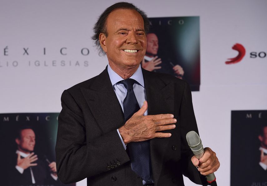En el centro de la polémica, tras conocerse las acusaciones de dos exempleadas, Julio Iglesias es objeto de una denuncia por presunta trata de seres humanos y delitos sexuales, indicaron las asociaciones que respaldan a las demandantes en este caso que cuestiona la imagen de la estrella española.