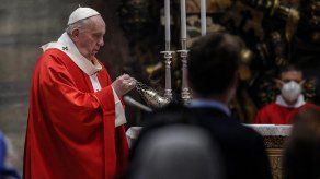 El papa celebra la misa del Domingo de Ramos en presencia de unos pocos fieles