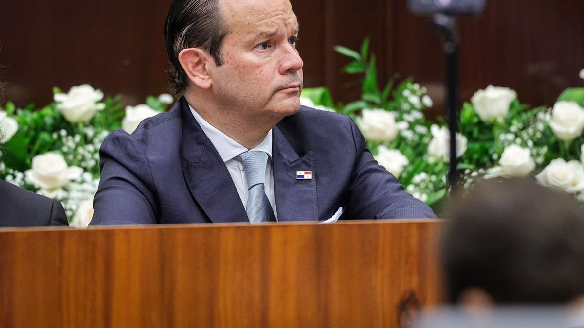El ministro de Relaciones Exteriores de Panamá, Javier Martínez-Acha, dijo este miércoles que se pedirá a Cuba que siete panameños acusados de atentar contra el Gobierno de la isla cumplan condena en el país centroamericano en caso de ser declarados culpables en un juicio, que aún no se celebra. El ministro de Relaciones Exteriores de Panamá, Javier Martínez-Acha, dijo este miércoles que se pedirá a Cuba que siete panameños acusados de atentar contra el Gobierno de la isla cumplan condena en el país centroamericano en caso de ser declarados culpables en un juicio, que aún no se celebra.