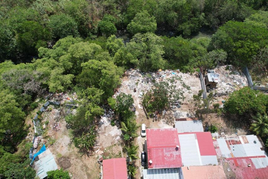 Una inspección de la Defensoría pudo constatar una disposición inadecuada de residuos sólidos.