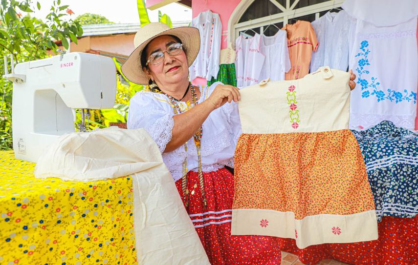 MIDES: Lucresia Chávez, 30 años en confeccionando polleras