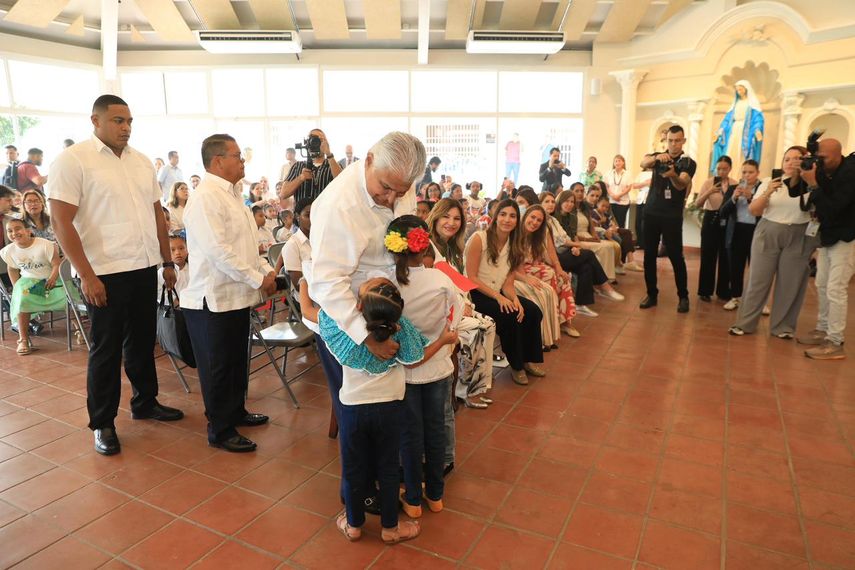 El presidente Mulino y la primera dama participaron de la entrega en favor de los niños y niñas.