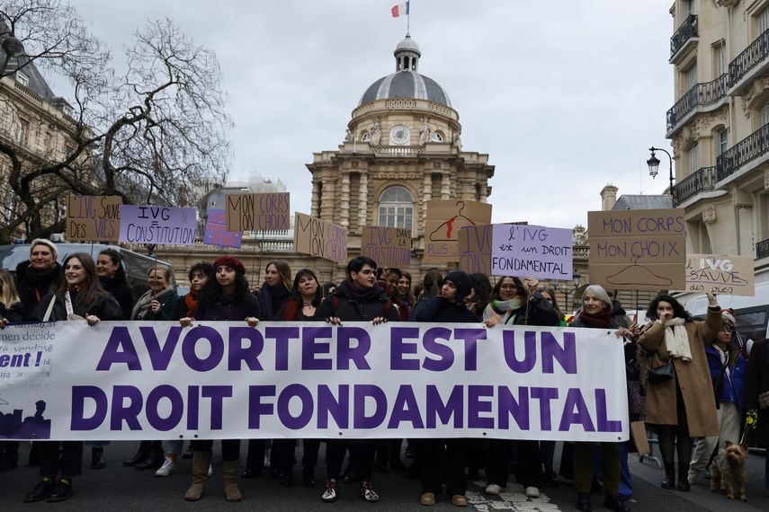 Mujeres en Francia participan en una manifestación para pedir la constitucionalización del derecho al aborto.