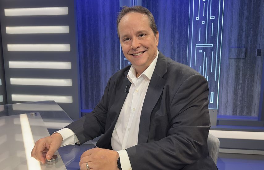 La inteligencia artificial no es peligrosa, el problema es usarla sin saber cómo, advierte Alex Neuman