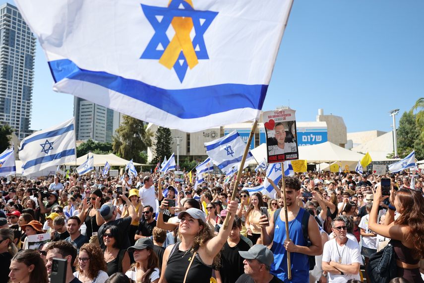La plaza de los Rehenes de Tel Aviv y sus calles aledañas estallaron este lunes para celebrar, tras dos años de espera, la liberación de los rehenes vivos de Gaza, que proclamaron los altavoces a las decenas de miles de personas allí reunidas: "La pesadilla ha terminado, ¡ya no quedan rehenes vivos en Gaza!". La plaza de los Rehenes de Tel Aviv y sus calles aledañas estallaron este lunes para celebrar, tras dos años de espera, la liberación de los rehenes vivos de Gaza, que proclamaron los altavoces a las decenas de miles de personas allí reunidas: "La pesadilla ha terminado, ¡ya no quedan rehenes vivos en Gaza!".