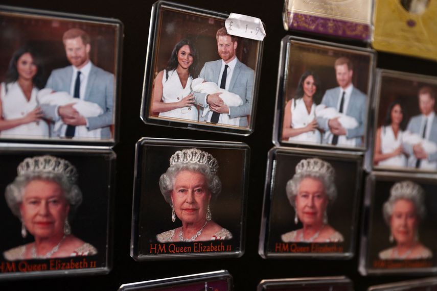 El príncipe Enrique y su esposa Meghan Markle efectuaron este jueves un discreto regreso público durante el desfile que inició el jubileo de la reina Isabel II.