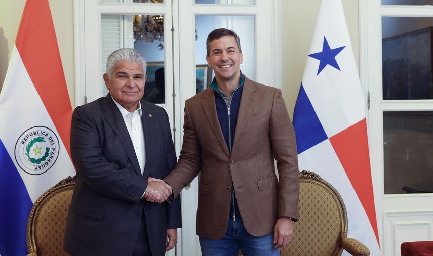 El mandatario de Paraguay, Santiago Peña, llegó este lunes a Panamá para una visita oficial que incluye un encuentro con su homólogo anfitrión, José Raúl Mulino, una disertación ante la Asamblea Nacional de Diputados y una reunión con empresarios, informó la Presidencia en Asunción. El mandatario de Paraguay, Santiago Peña, llegó este lunes a Panamá para una visita oficial que incluye un encuentro con su homólogo anfitrión, José Raúl Mulino, una disertación ante la Asamblea Nacional de Diputados y una reunión con empresarios, informó la Presidencia en Asunción.