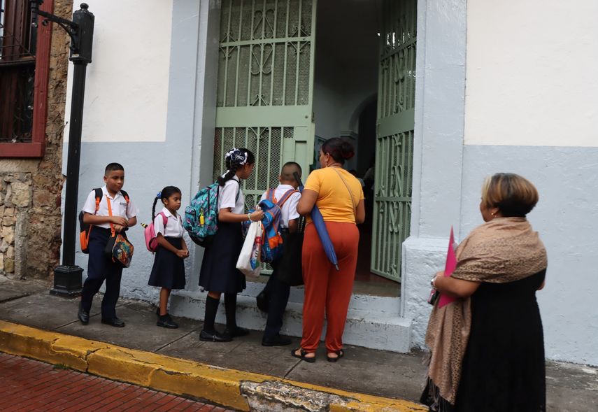 Tras más de 70 días de suspensión parcial o total de clases en diversos centros educativos, la Cámara Panameña de Desarrollo Social (CAPADESO) y La Gran Alianza Educativa celebraron los acercamientos recientes orientados al retorno a clases. Tras más de 70 días de suspensión parcial o total de clases en diversos centros educativos, la Cámara Panameña de Desarrollo Social (CAPADESO) y La Gran Alianza Educativa celebraron los acercamientos recientes orientados al retorno a clases.