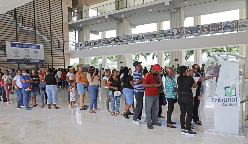De los colectivos políticos en formación en Panamá, el Frente Amplio por la Democracia (FAD) refleja 14,249 adherentes, la agrupación RELEVO posee 711 y el Partido Torrijista Revolucionario (PTR) registra 483.