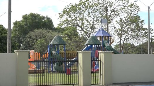 Durante la mañana una funcionaria entregó la llave correspondiente a los responsables de la escuela José María Roy en David para que puedan hacer uso del parque.