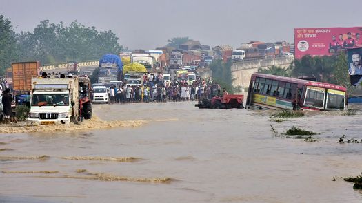 Casi 200 muertos en India y Nepal por fuertes lluvias
