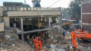 Casi 90 muertos en atentado contra mezquita en Pakistán