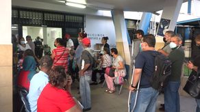 Largas filas para atención médica en centros de salud David