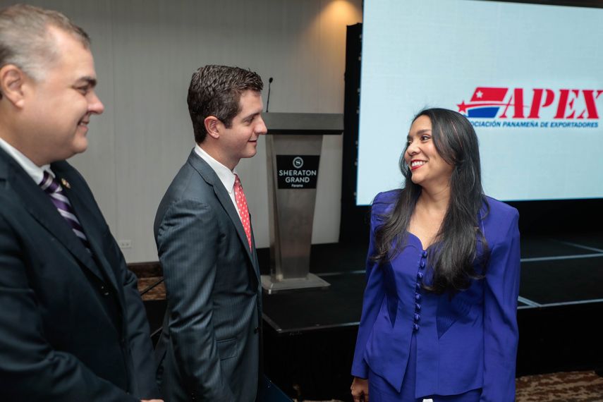Carlos Arturo Hoyos, viceministro de Comercio Exterior, destacó la estrecha colaboración entre el MICI y el gremio exportador, asegurando que el gobierno seguirá apoyando el crecimiento de la industria. Carlos Arturo Hoyos, viceministro de Comercio Exterior, destacó la estrecha colaboración entre el MICI y el gremio exportador, asegurando que el gobierno seguirá apoyando el crecimiento de la industria. 