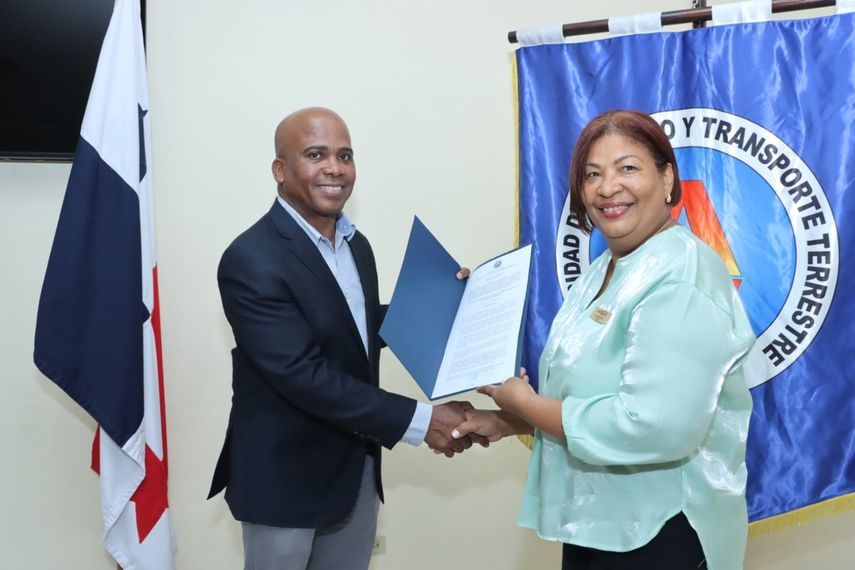 ATTT entrega 29 resoluciones a escuelas de manejo que logran renovar permisos de operación